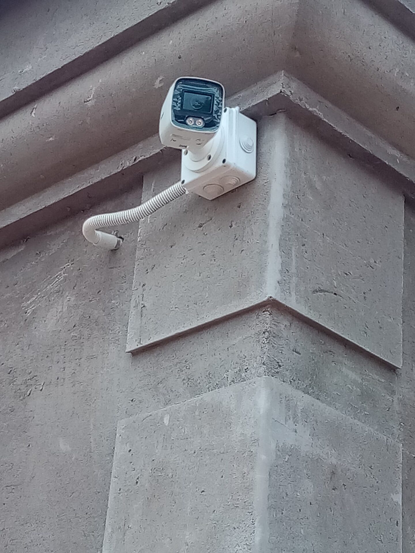 Caméra bullet installée en façade