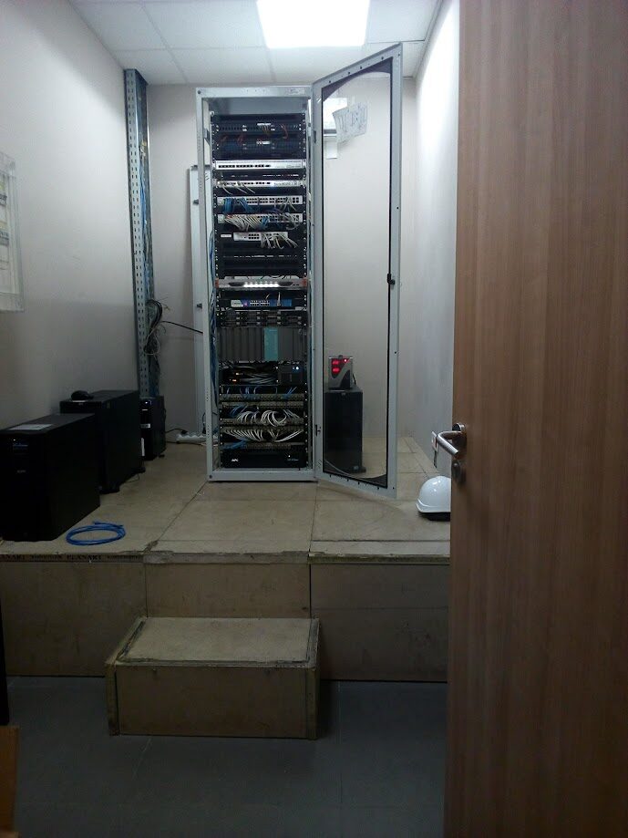 Infrastructures réseau : baie informatique installée par HB Technologies