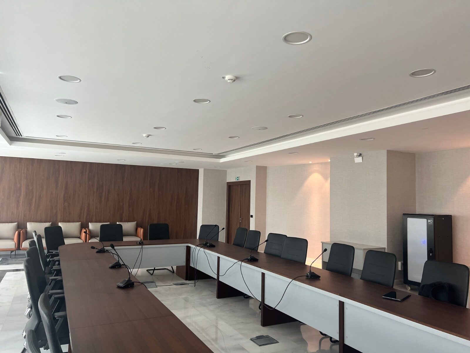 Salle de réunion avec micros de conférence