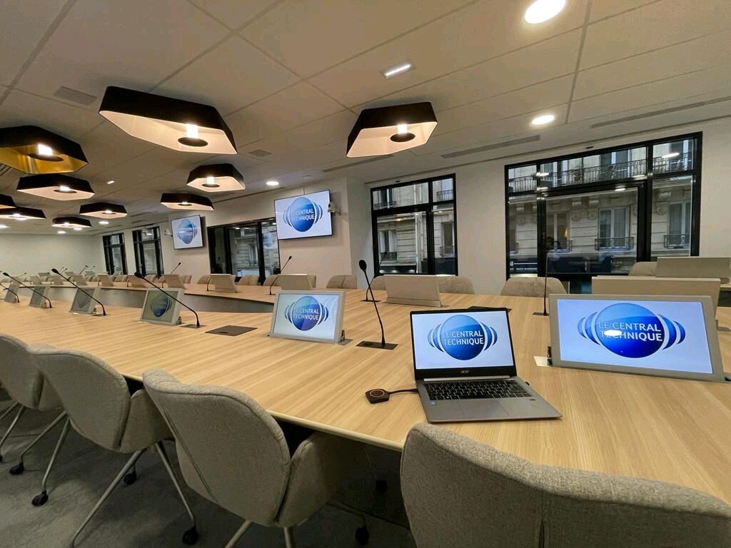 Communications unifiées : salle de visioconférence équipée par HB Technologies