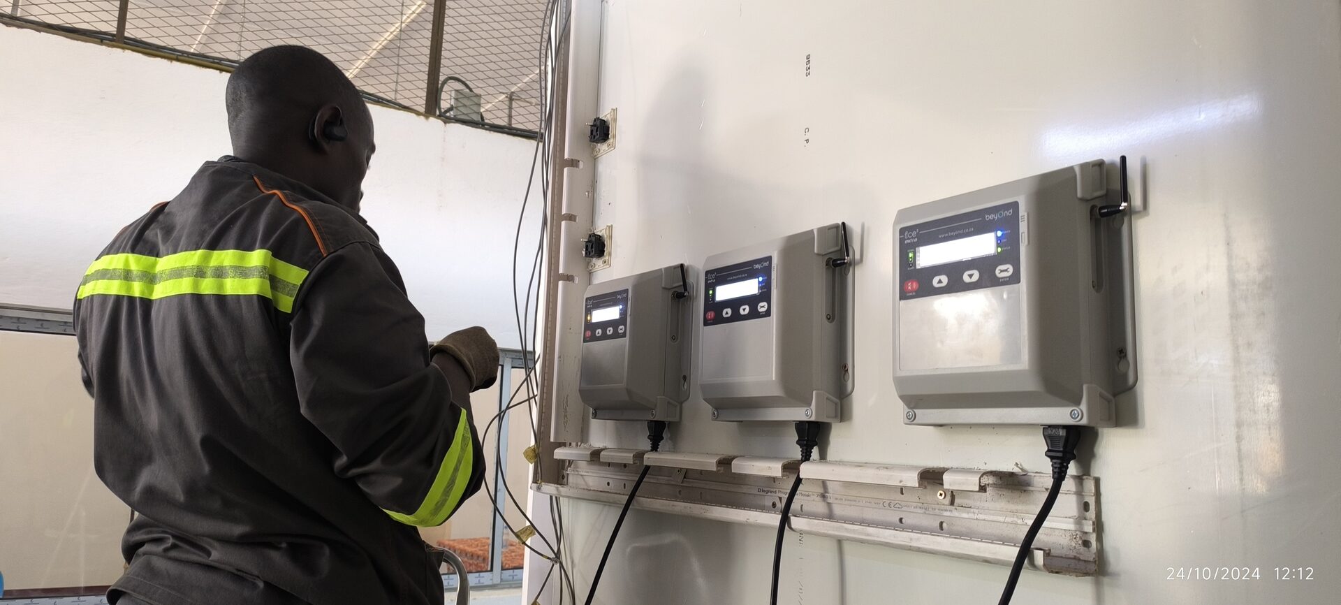 Technicien installant des capteurs de température ICE3